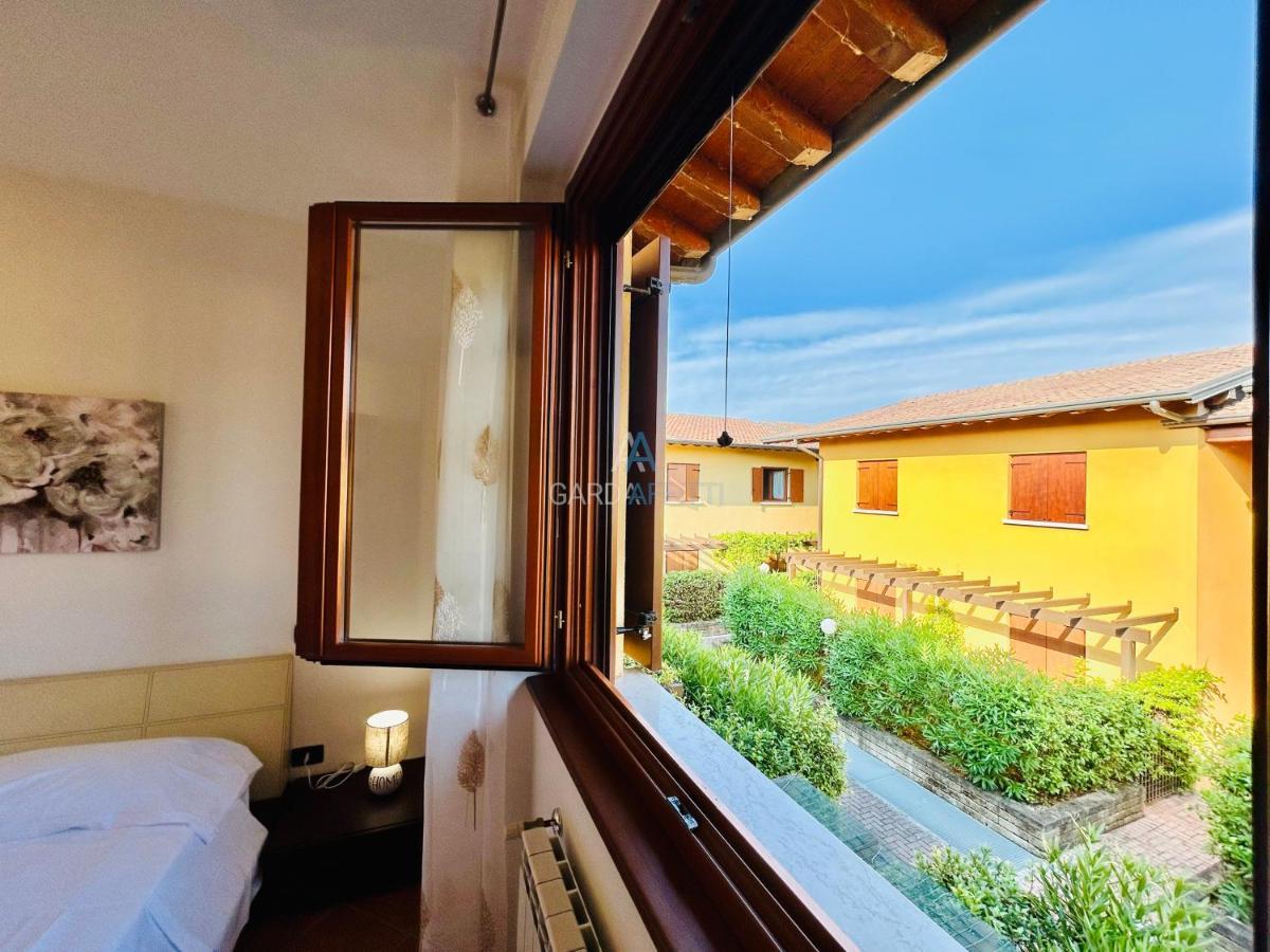 Artemide Apartment - A Soli 150M Dal Lago Di Garda Sirmione Bagian luar foto