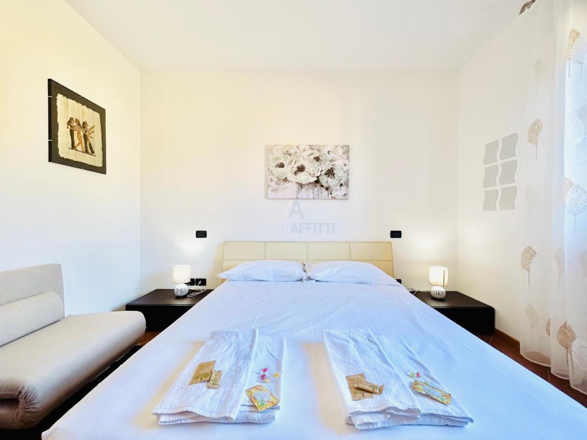 Artemide Apartment - A Soli 150M Dal Lago Di Garda Sirmione Bagian luar foto
