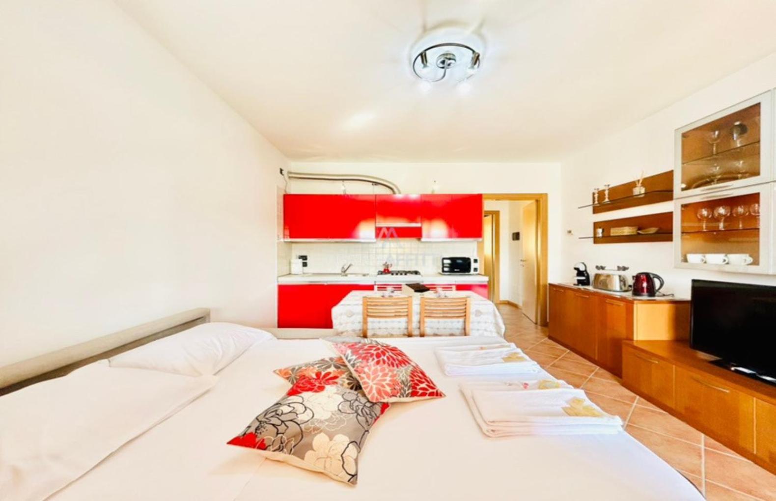 Artemide Apartment - A Soli 150M Dal Lago Di Garda Sirmione Bagian luar foto
