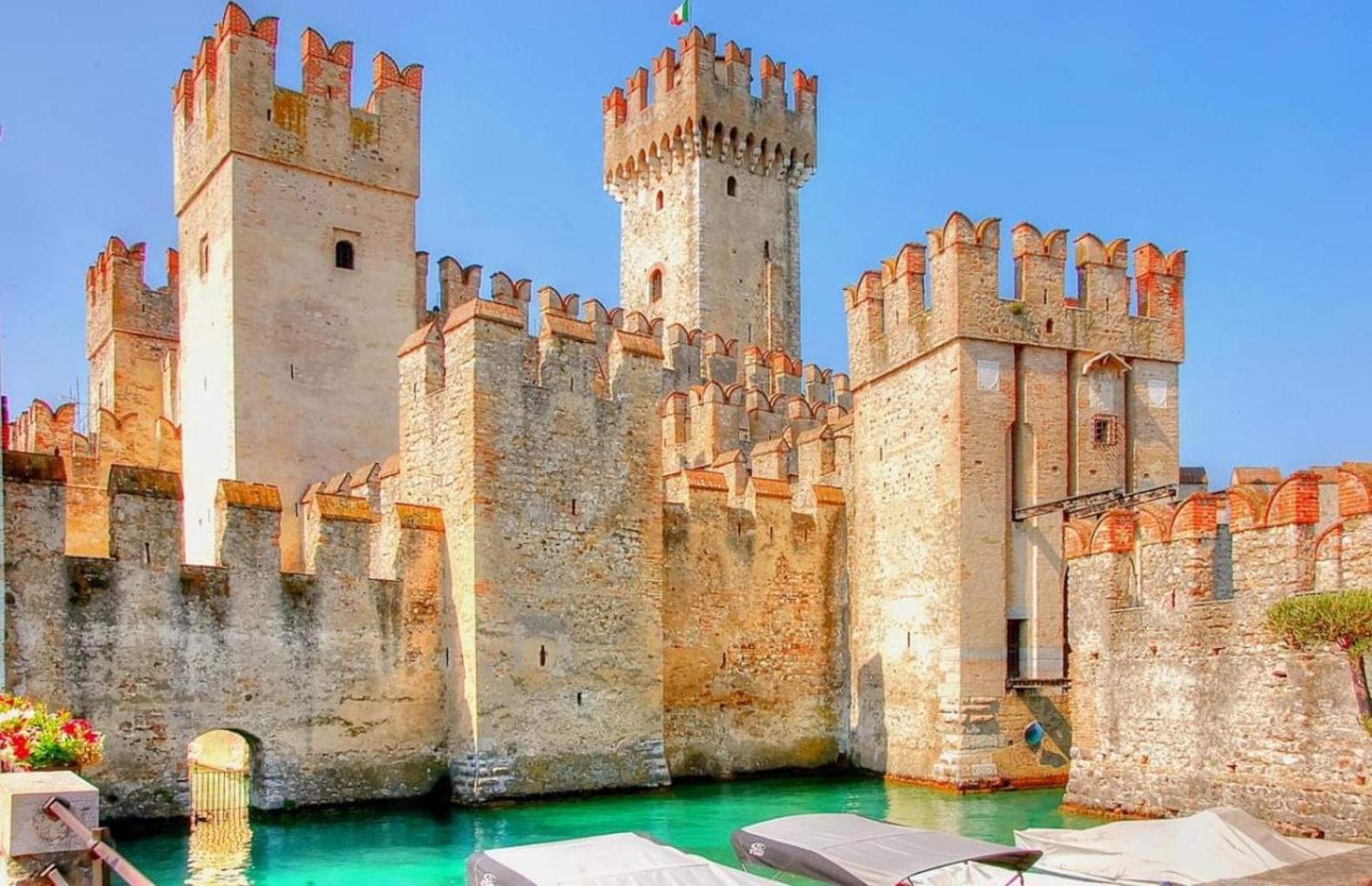 Artemide Apartment - A Soli 150M Dal Lago Di Garda Sirmione Bagian luar foto