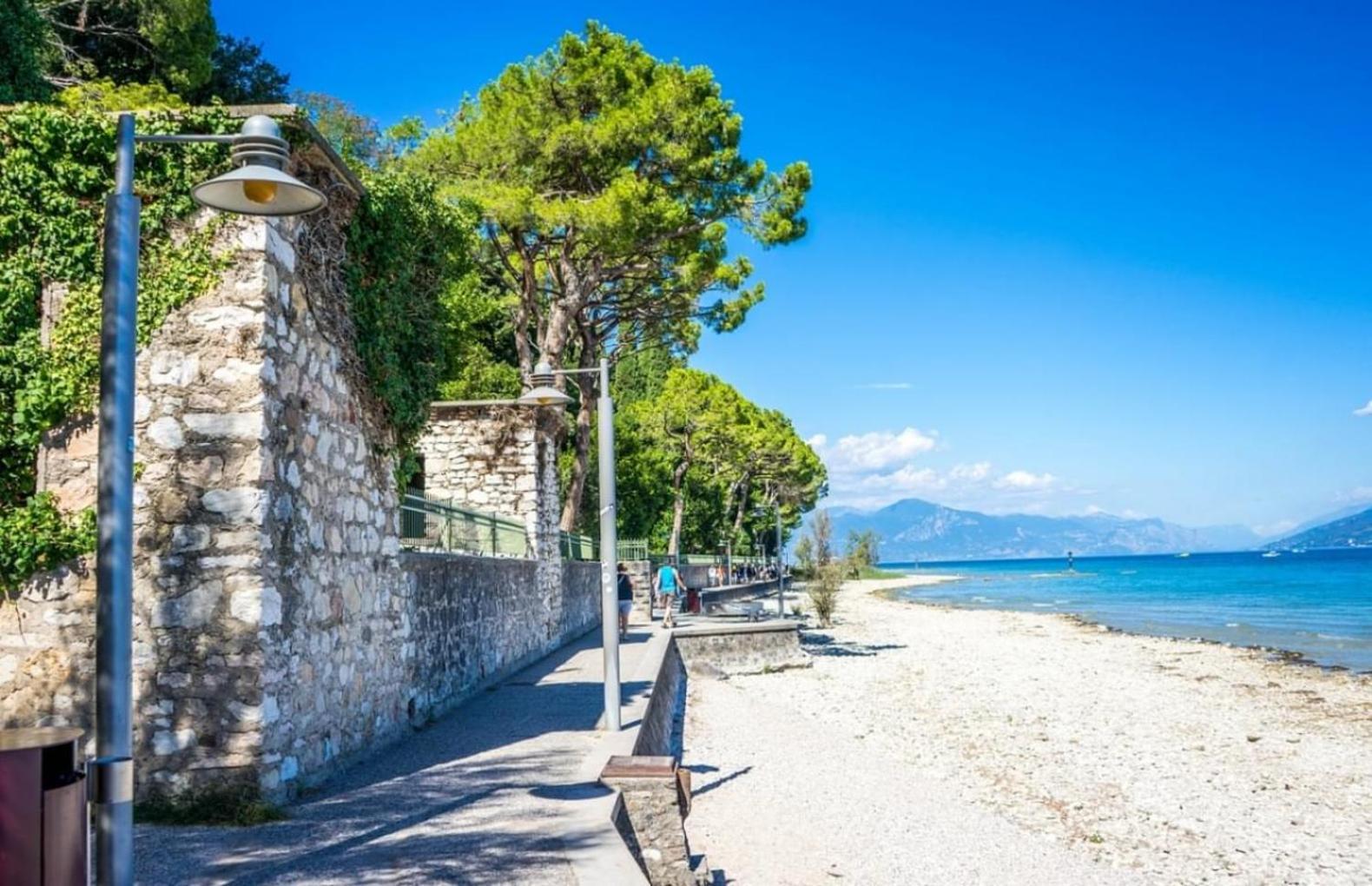 Artemide Apartment - A Soli 150M Dal Lago Di Garda Sirmione Bagian luar foto