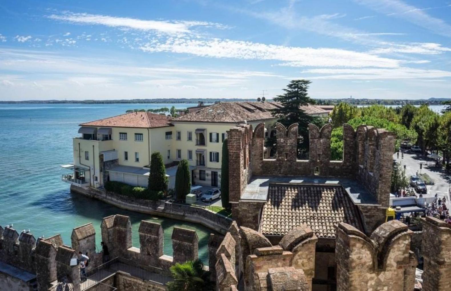 Artemide Apartment - A Soli 150M Dal Lago Di Garda Sirmione Bagian luar foto