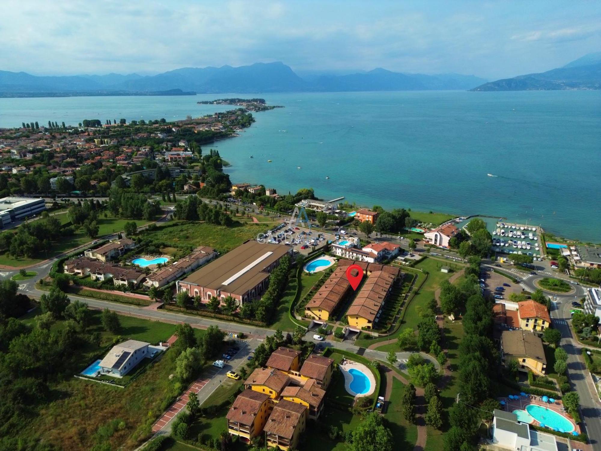 Artemide Apartment - A Soli 150M Dal Lago Di Garda Sirmione Bagian luar foto