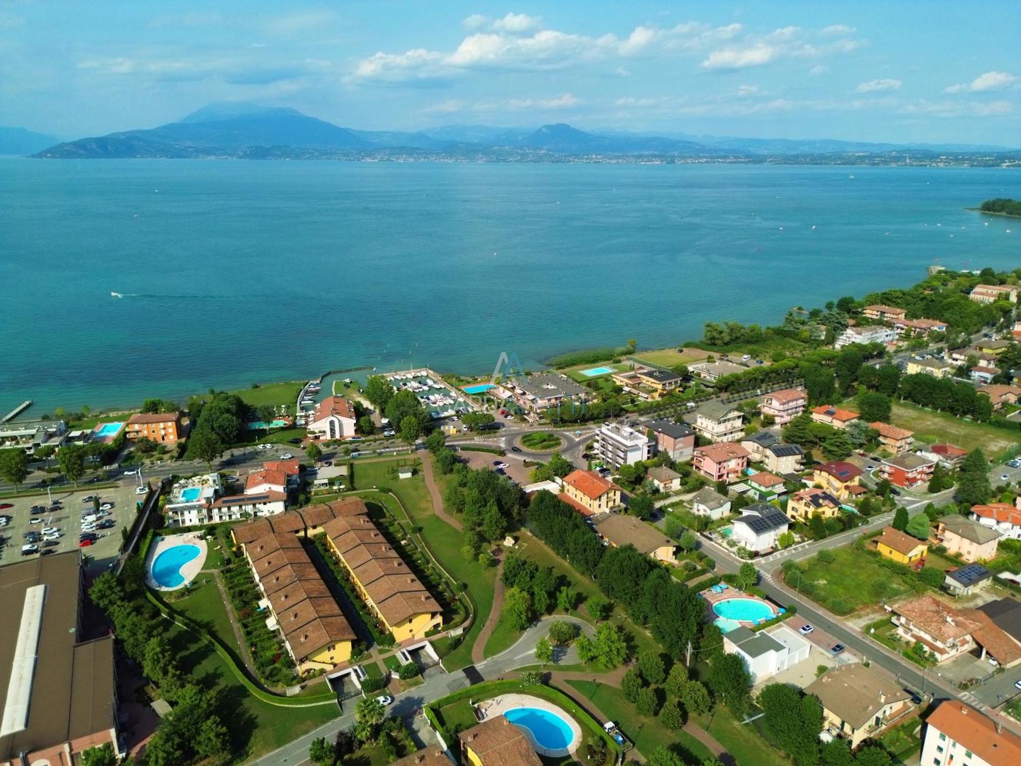 Artemide Apartment - A Soli 150M Dal Lago Di Garda Sirmione Bagian luar foto